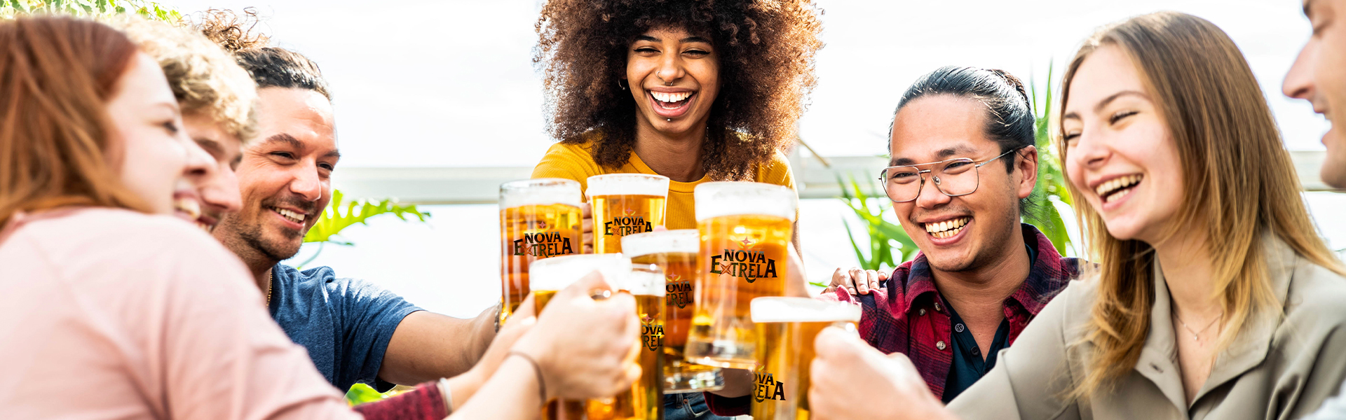Amigos brindando com chopp Nova Extrela