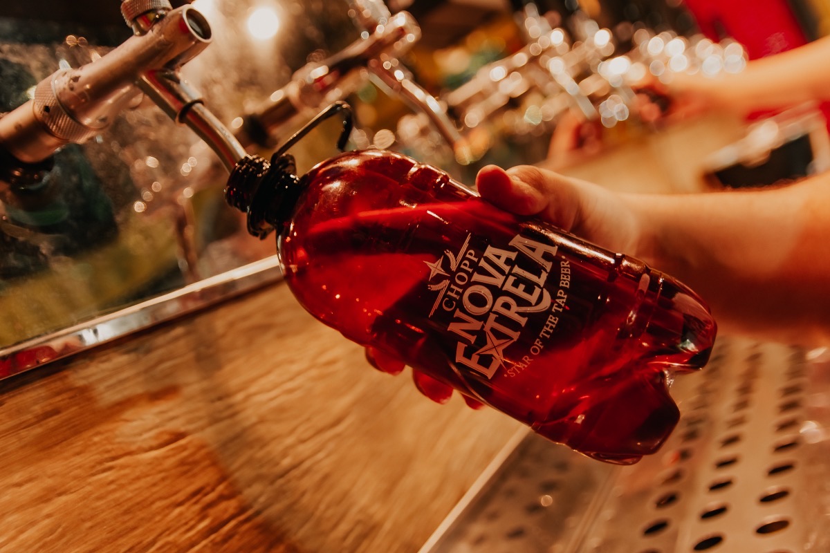 Growler de chopp Nova Extrela sendo servido na torneira